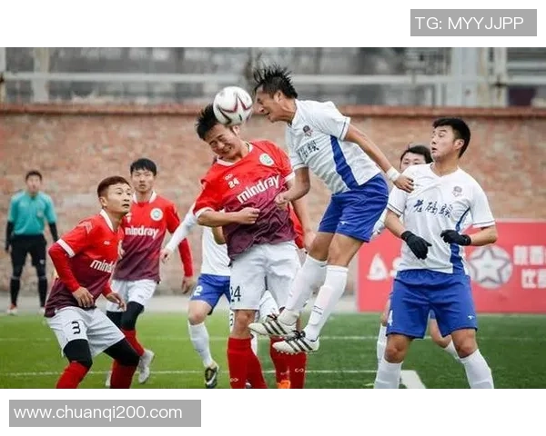 球星精彩一幕将足球精准踢入观众席引爆全场激情