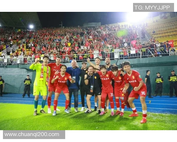 足球俱乐部三位明星球员的风采与成就解析